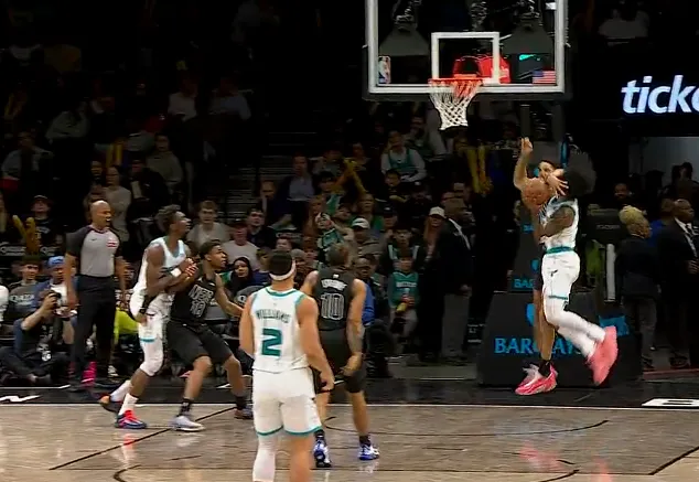 九游娱乐-米诺特防守下压直接打到怀特面部，裁判回看吹罚一级恶意